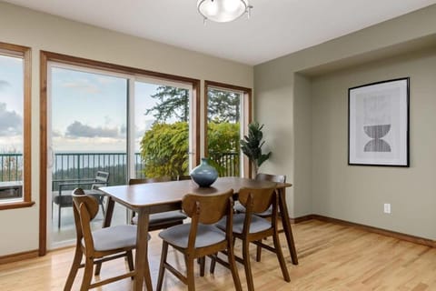 Breathtaking View 3BR Home in Laguna Way House in Nanaimo