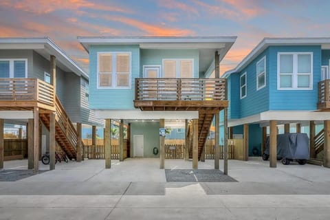 B3 Beach House - Heated Private Pool House in Port Aransas