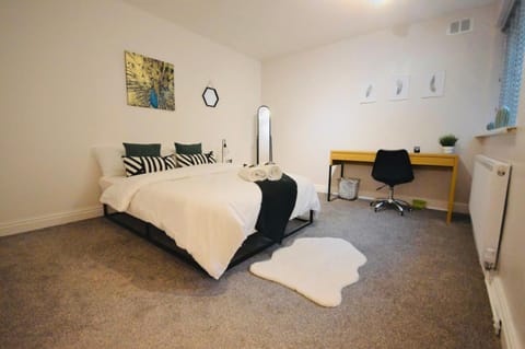 Remarkable 3-Bed Ground Floor Apartment - Coventry Apartment in Coventry