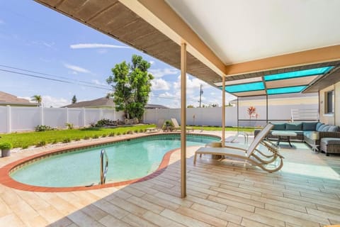 Charming Family Retreat Heated Pool Private Yard Casa in Cape Coral