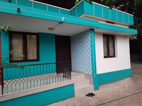 2 BHK house, on premise parking, upto 10 guests House in Mangaluru