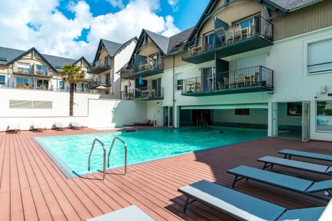 Swimming pool, Swimming pool