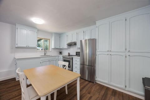 Kitchen or kitchenette, Dining area, microwave, oven, stove