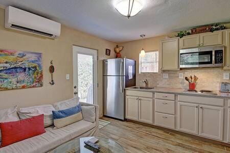 Spanish Village Cottage w private cabana House in Port Aransas