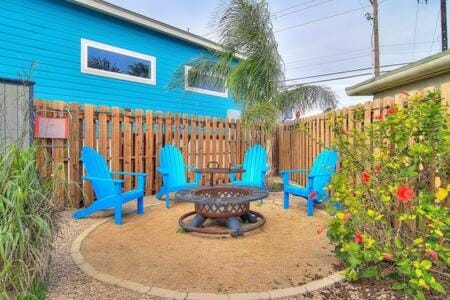 Spanish Village Sunshine Cottage Haus in Port Aransas