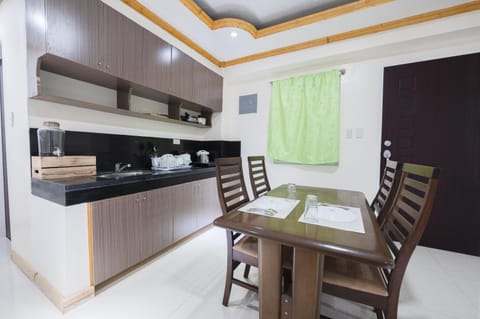 Kitchen or kitchenette, Dining area