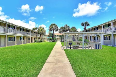 Sweet Escape (Courtyard #215) House in Port Aransas