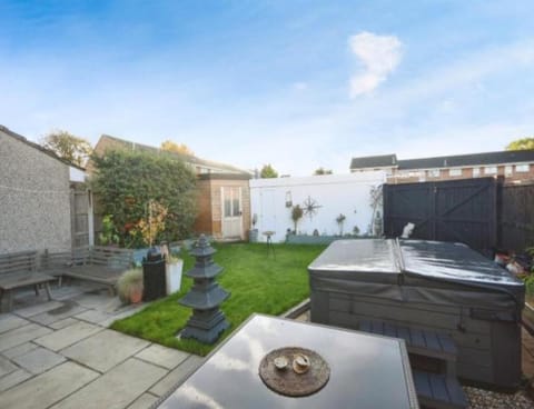 Garden, Hot Tub, Balcony/Terrace