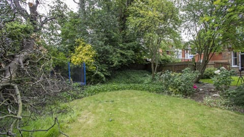 Stunning 4-Bed Property in London-Parking & Garden Apartment in London Borough of Ealing