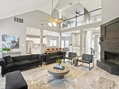 Open Concept House with Grand Patio & Pool Casa in Irving