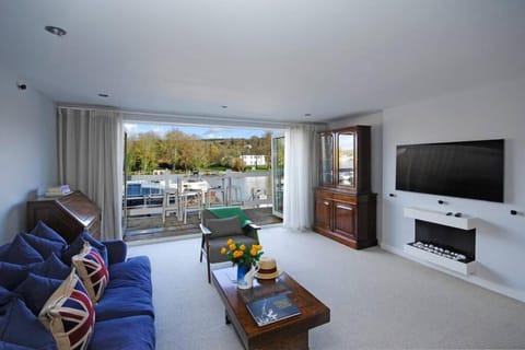 The Oars - Riverfront Property Casa in Henley-on-Thames