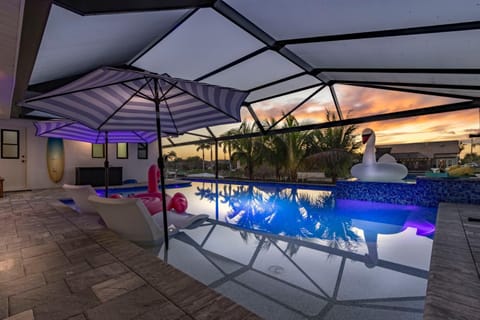 Kayaks, Boat Dock, Heated Pool & Spa, Outside Kitchen, Tiki Hut - Villa Pedro - Roelens Vacations House in Cape Coral