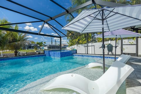 Kayaks, Boat Dock, Heated Pool & Spa, Outside Kitchen, Tiki Hut - Villa Pedro - Roelens Vacations Casa in Cape Coral