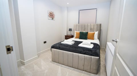 "E2M Royal Penthouse Luxurious Retreat in Slough" Apartment in Slough