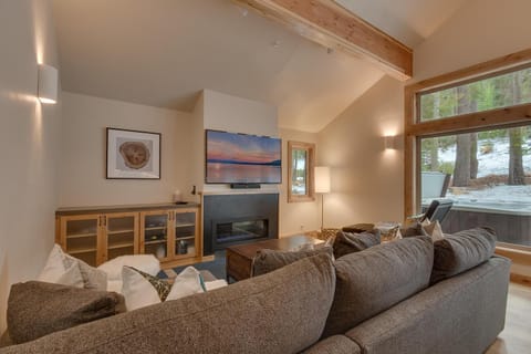 Contemporary Tahoe Donner 3BR Hot Tub- Pet Friendly- Amenity Access House in Truckee