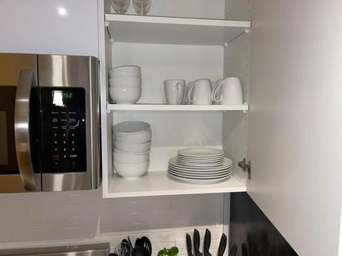 Full Kitchen-youtubetv-smart Locksking Bedtop Fl Apartment hotel in Tacoma