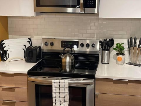 Full Kitchen-youtubetv-smart Locksking Bedtop Fl Apartment hotel in Tacoma