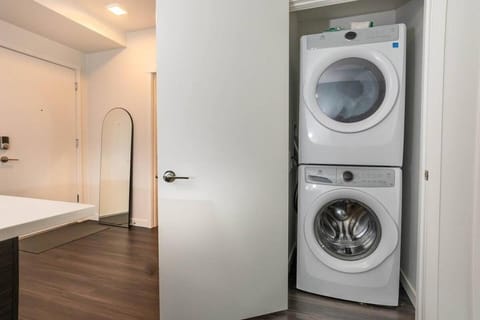 Self Check-in-washer-dryer-4ksmart Tv-king Bed-gym Apartment hotel in Tacoma