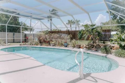 Entire home, heated pool, just 10 min to beach! House in Indian River