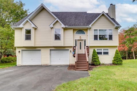 Blakeslee Home with Game Room - 5 Mi to Skiing! House in Tunkhannock Township