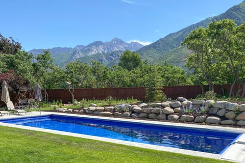 Epic Sandy Home with Heated Pool and Mountain Views! Casa in Sandy