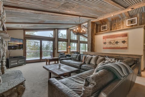 Above the Pines - Hot Tub- Pet Friendly -Gym and Pool Access House in Truckee