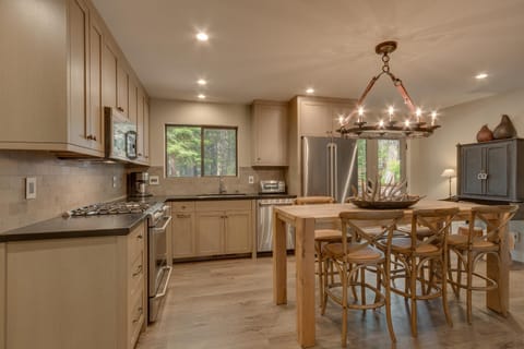 Antler House- Quiet, Charming Cabin w Cozy Fireplace, Close to Skiing Maison in Tahoe City