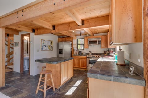 Base Camp- Hot Tub, Large Deck, Wood Fireplace, Short Drive to Ski Resorts! House in Dollar Point