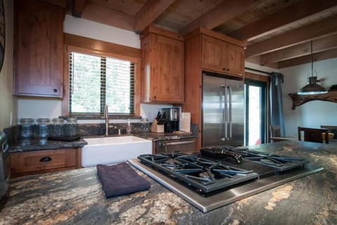 Allenby- LuxuryCabin w Cozy Fireplace, Near Northstar! Casa in Tahoe Vista