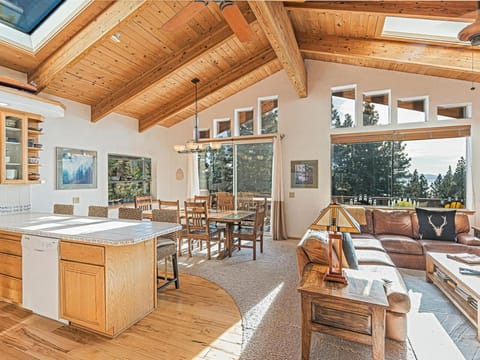 Fantastic Lakeview house with large decks! Haus in Incline Village