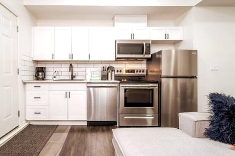 Chic Suite - Long Stays - King Bed - Fireplace & WiFi Apartment in Edmonton