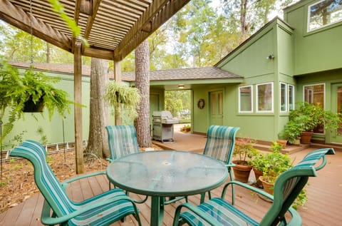 Serene and Spacious Spring Home with Forest Views! House in The Woodlands