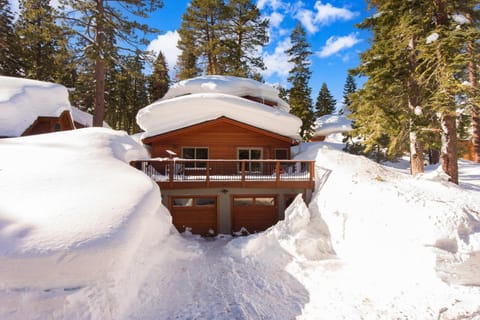 Explorer by AvantStay Close to Slopes Game Room Guest Suite House in Sierra Nevada