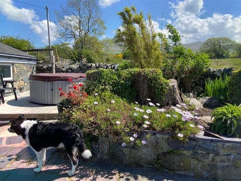 Garden, Hot Tub, Mountain view