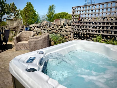 Day, Hot Tub, Hot Tub, Pool view