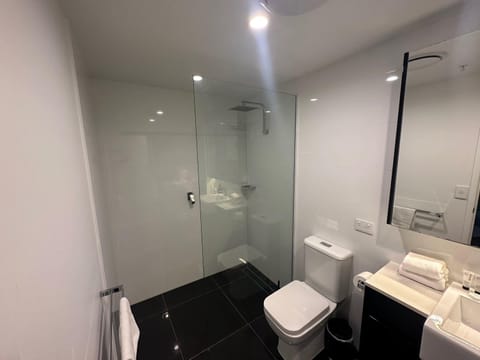 1BR Apt with Parking and Pool near Shops Condominio in Toowong