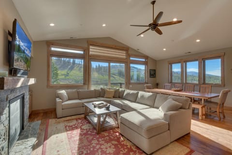 Four Seasons at Tahoe Donner - Gorgeous 4 BR Private Hot Tub- Pool Table- Amenity Access House in Truckee