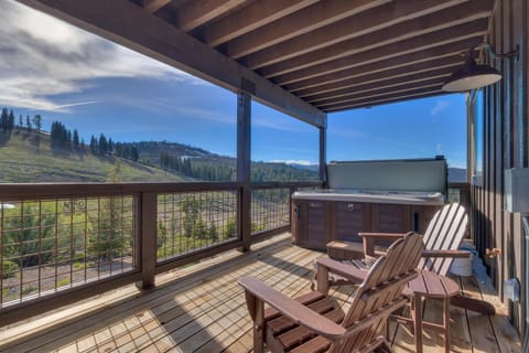 Four Seasons at Tahoe Donner - Gorgeous 4 BR Private Hot Tub- Pool Table- Amenity Access Casa in Truckee
