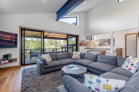 Harmony at Tahoe Donner - Ultra Modern 4 BR, Hot Tub, Game Room, Amenity Access House in Truckee