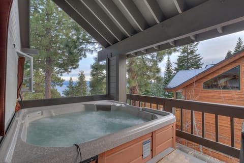Kings Way Lake View - Spacious 4 BR w Private Hot Tub, Pool Table! House in Tahoe Vista