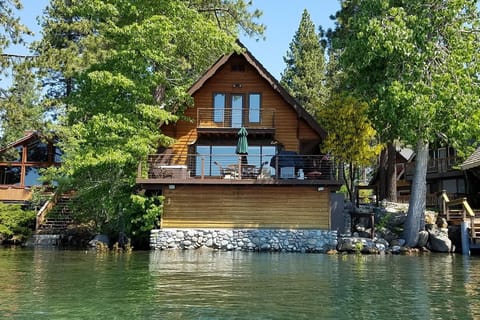 Lakeside Escape - Beautiful Lakefront, Pier, Wood Fireplace, Private Hot Tub Maison in Tahoe Vista
