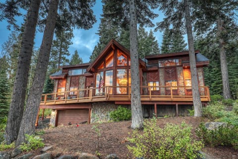 Lake of the Sky at Dollar Point - Stunning 4BR,4BA w Lake Views, Hot Tub and Pet-friendly House in Dollar Point