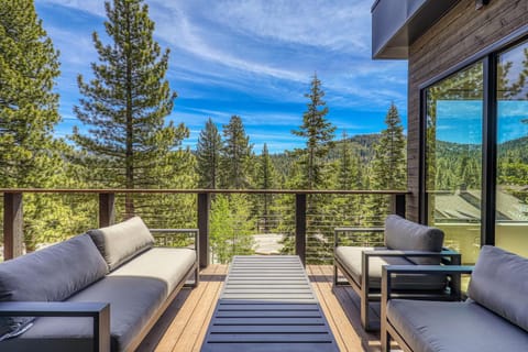 Larkspur Luxe at Northstar- 4 BR with Pool, Gym, Access - Walk to Village, Private Hot Tub House in Northstar Drive