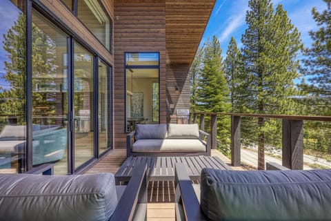 Larkspur Luxe at Northstar- 4 BR with Pool, Gym, Access - Walk to Village, Private Hot Tub Haus in Northstar Drive