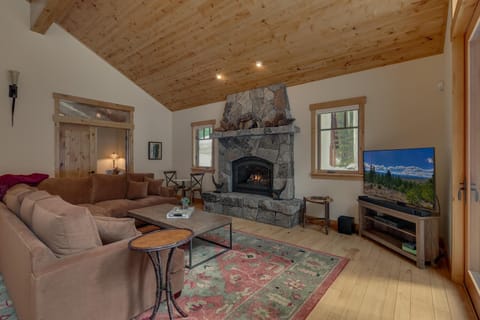 Majestic Woods at Tahoe Donner - High End Craftsman w Game Room, Hot Tub, Amenity Access House in Truckee