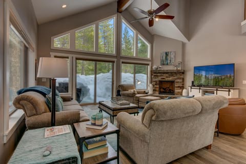 Mountain Jewel in Tahoe Donner - Beautiful 4 Bedroom w Hot tub, Access to HOA Amenities House in Truckee