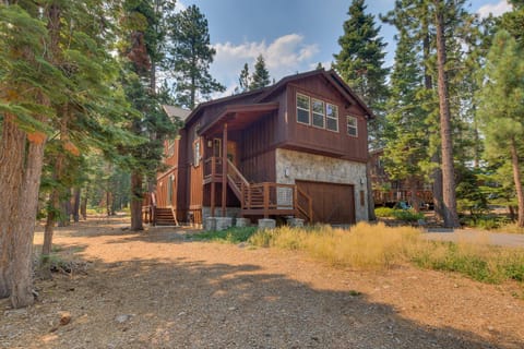 Paradise in the Pines - Luxury Home in Quite Neighborhood, Wooded Views, Short Drive to Skiing House in Cedar Flat