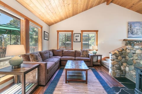 Shady Pines at Tahoe Donner- Serene Forest Retreat, 2 Gas Fireplaces, Sauna House in Truckee