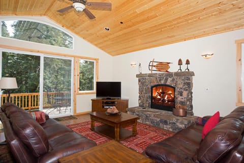 Sans Souci Terrace on the West Shore- 4 BR Cabin, Avail as a Ski Lease, Near Skiing! Maison in Homewood