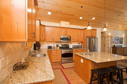 Sans Souci Terrace on the West Shore- 4 BR Cabin, Avail as a Ski Lease, Near Skiing! Casa in Homewood